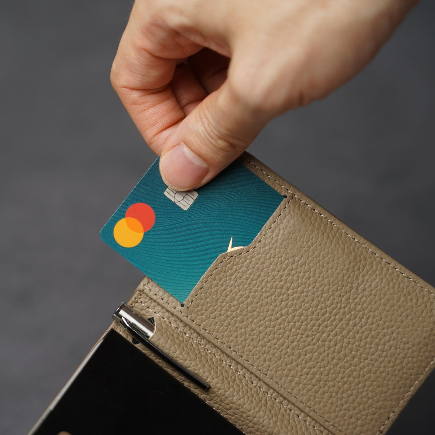 Explorer Wallet - Large Pebbled Leather Edition