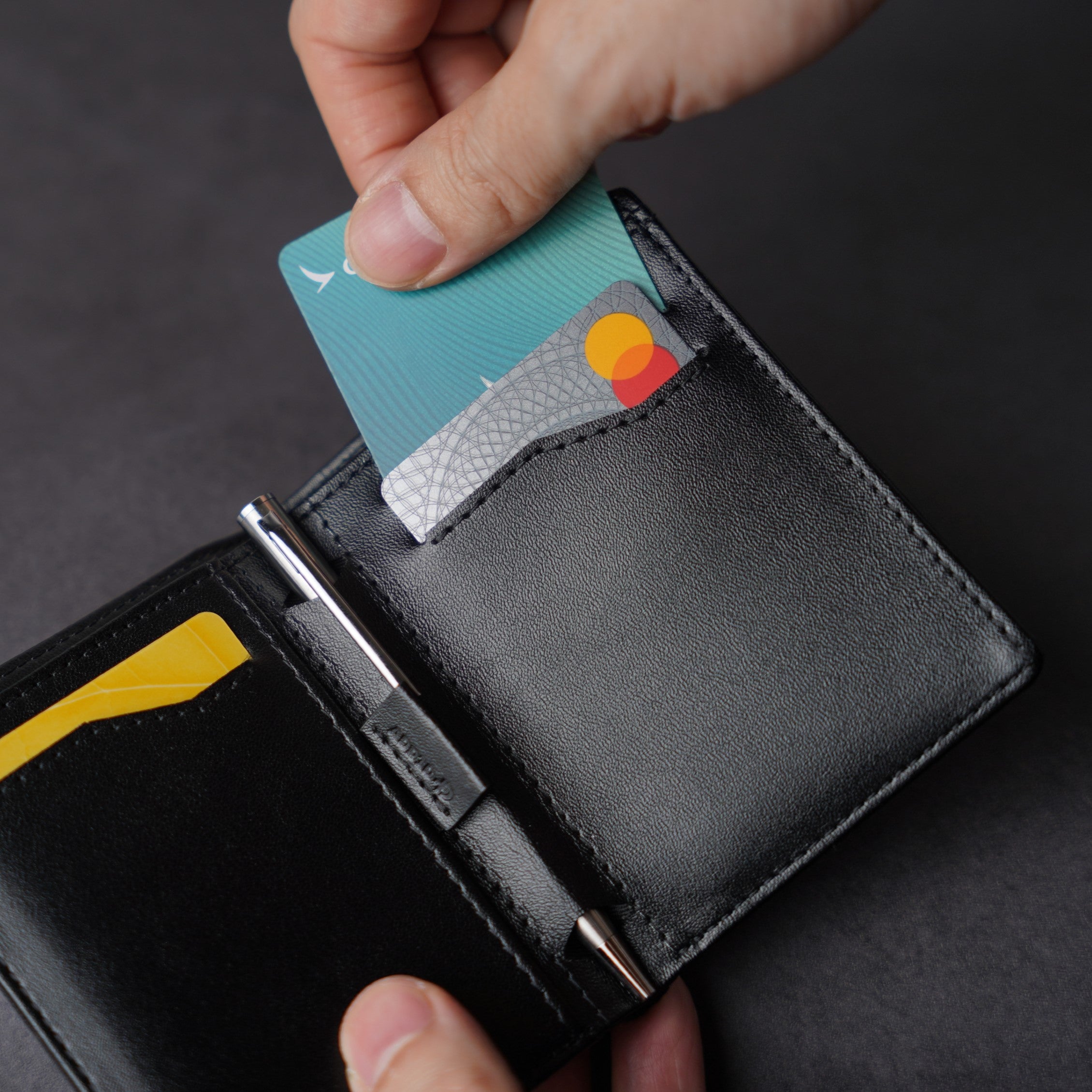 ADD1D Explorer Wallet S showing quick-access card slots and pull-tab mechanism