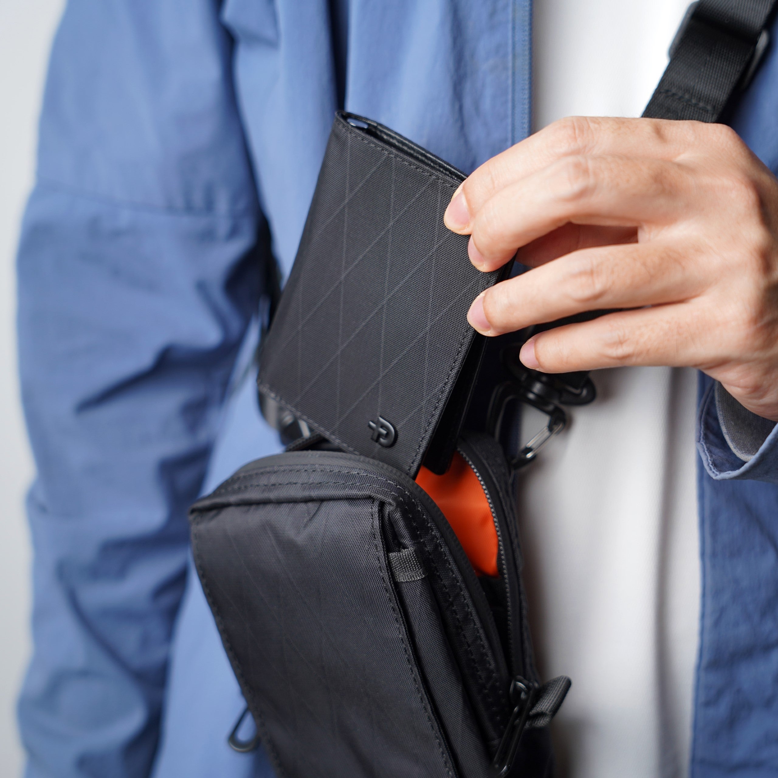 ADD1D Explorer Wallet S displaying RFID-blocking card slot security