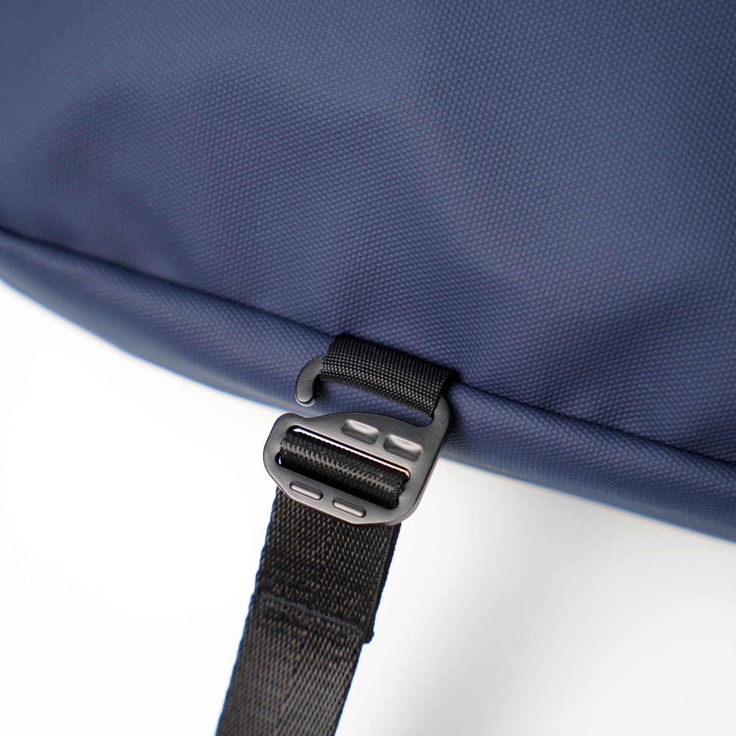ADD1D Stabilizer Strap clipped onto ADD1D Kangaroo Sling to prevent bag sway while riding