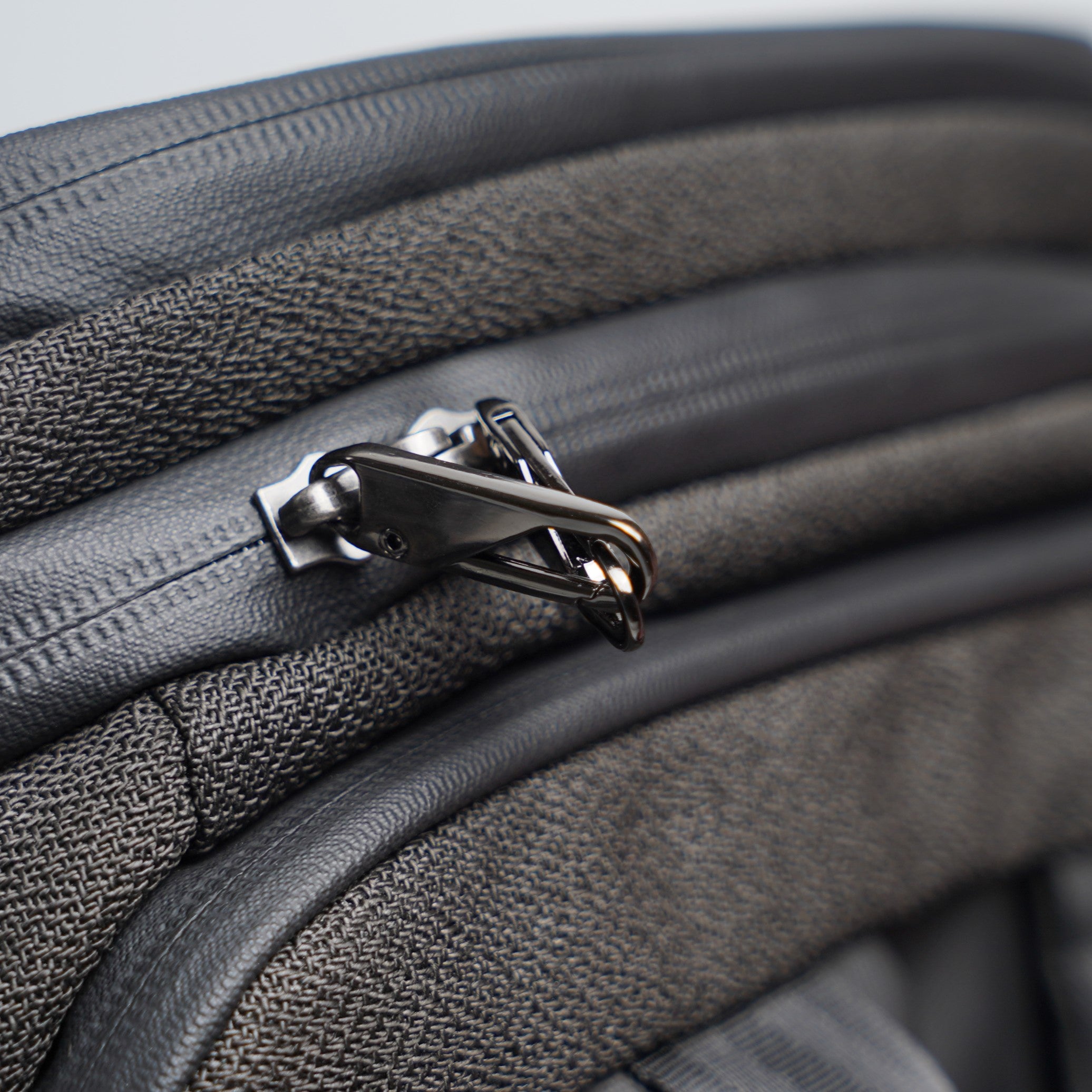Lockable YKK AquaGuard anti-theft zipper clip on ADD1D AT26 Pack V3 slash-proof bag